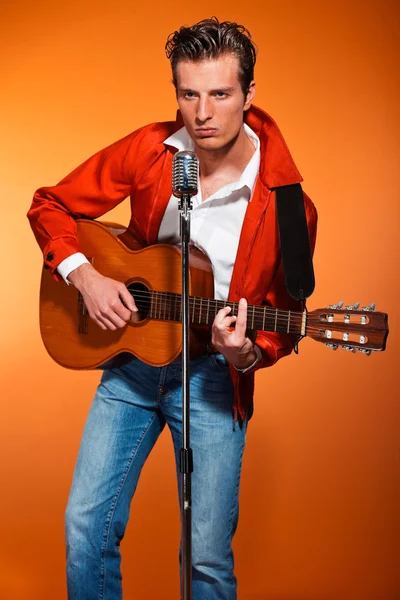 Retro ellili Rock'n roll şarkıcısı akustik gitar çalmak. Stu — Stok fotoğraf