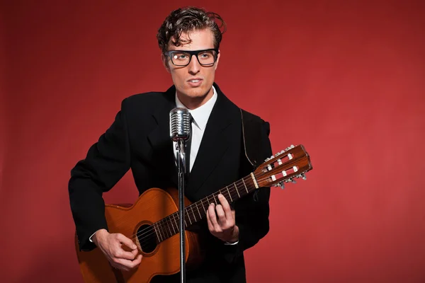 Retro fifties musician with glasses playing acoustic guitar. Stu — Stock Photo, Image