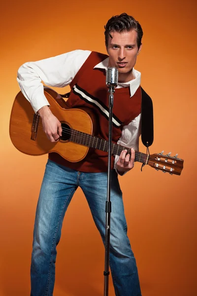 Retro cantante de rock and roll de los años cincuenta tocando guitarra acústica. Perno — Foto de Stock