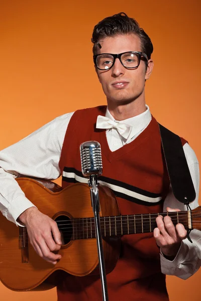 Músico retro de los años cincuenta con gafas tocando la guitarra acústica. Stu. — Foto de Stock