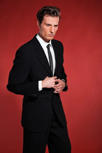Homem de moda dos anos cinquenta vintage com terno preto e gravata. Estúdio — Fotografia de Stock