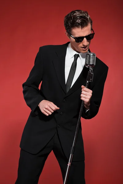 Retro fifties singer with vintage microphone and sunglasses. Stu — Stock Photo, Image