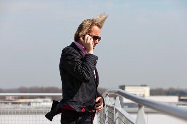 cep telefonu ile r üzerinde açık çağrı güneş gözlüklü adam iş