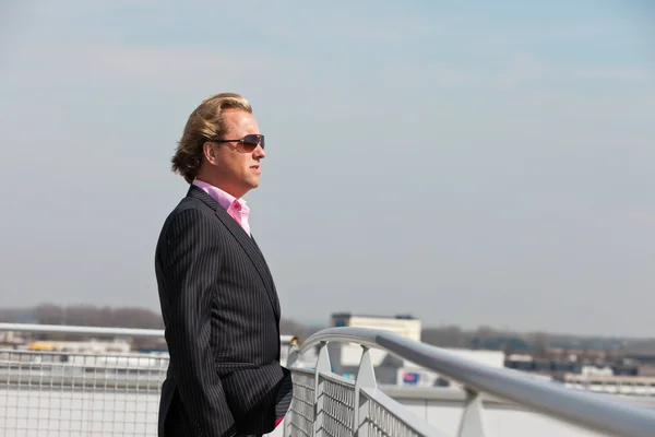 Business man with sunglasses outdoor on rooftop of office buildi — Stock Photo, Image