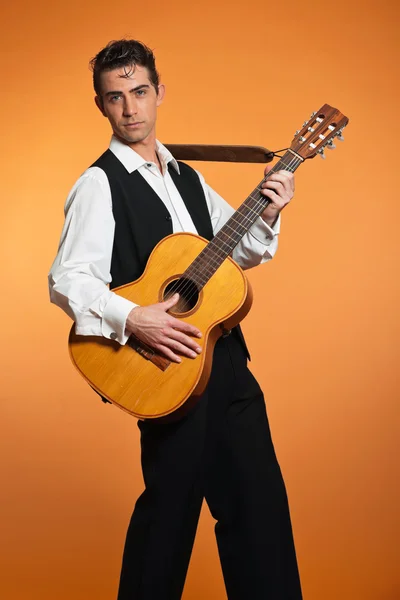 Retro country guitarrista masculino vestindo terno preto. Estúdio — Fotografia de Stock