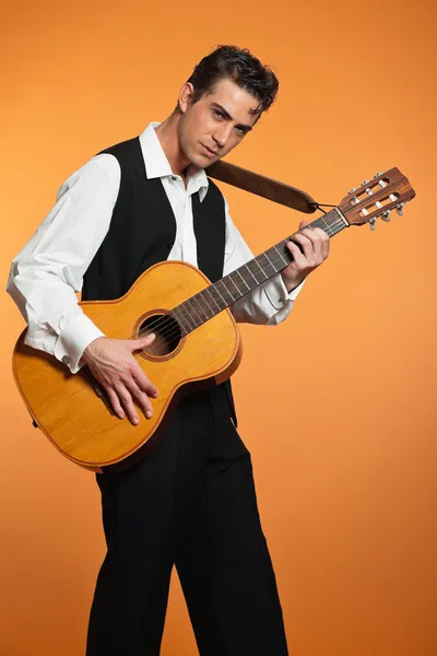 Retro country chitarrista maschile vestito di nero. Studio girato — Foto Stock