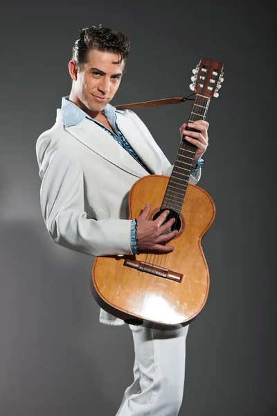 Retro rock and roll male guitar player wearing white suit. Studi — Stock Photo, Image
