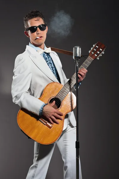 Retro cantante de rock and roll con traje blanco y gafas de sol negras — Foto de Stock