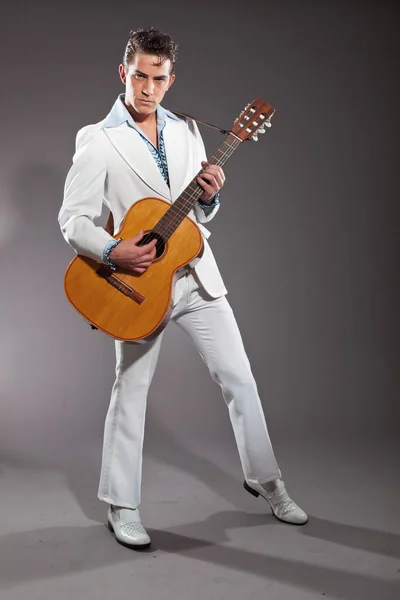 Retro rock and roll male guitar player wearing white suit. Studi — Stock Photo, Image