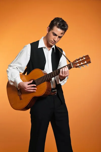 Retro ország férfi gitáros fekete öltönyt visel. stúdió felvétel — Stock Fotó