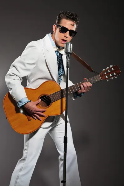 Retro cantante de rock and roll con traje blanco y gafas de sol negras — Foto de Stock