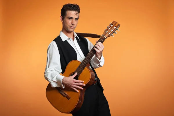 Retro country male guitar player wearing black suit. Studio shot — Stock Photo, Image