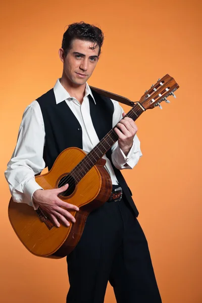 Retro country guitarrista masculino con traje negro. Captura de estudio — Foto de Stock