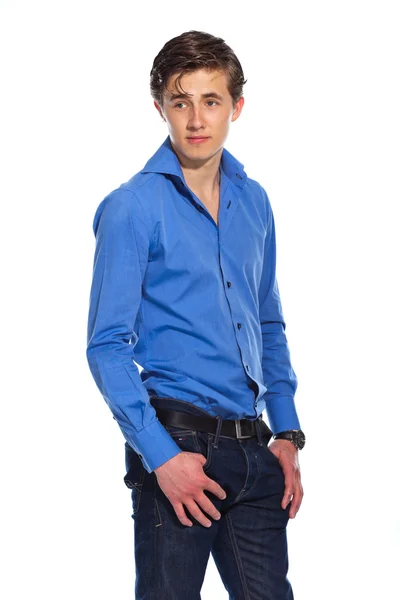 Joven hombre de negocios con camisa azul y jeans. Aislado en whi —  Fotos de Stock