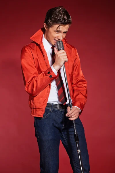 Retro ellili şarkıcı kırmızı ceket kot pantolon ve kravat takıyor. Vint — Stok fotoğraf