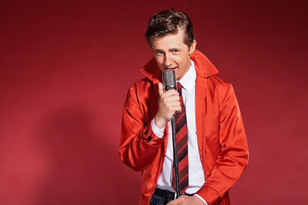 Retro fifties singer wearing red jacket with jeans and tie. Vint — Stock Photo, Image