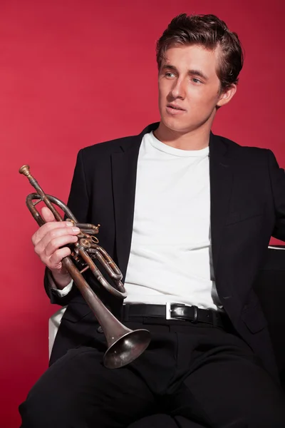 Retro 50-talls trompetist i svart dress. Sittende i chai – stockfoto