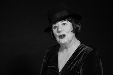 Retro glamour studio kadın kıdemli portresi. siyah-beyaz p