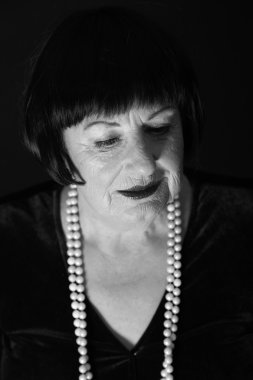 Retro glamour studio kadın kıdemli portresi. siyah-beyaz p