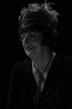 Retro glamour studio kadın kıdemli portresi. siyah-beyaz p