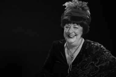 Retro glamour studio kadın kıdemli portresi. siyah-beyaz p
