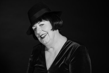 Retro glamour studio kadın kıdemli portresi. siyah-beyaz p