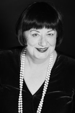 Retro glamour studio kadın kıdemli portresi. siyah-beyaz p