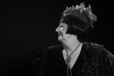 Retro glamour studio kadın kıdemli portresi. siyah-beyaz p