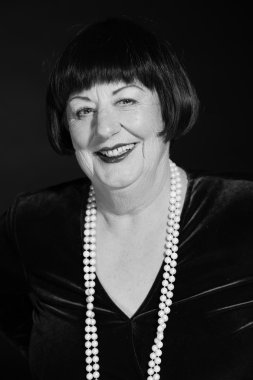 Retro glamour studio kadın kıdemli portresi. siyah-beyaz p