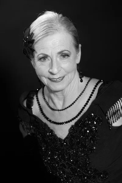 Retrato de estudio de glamour vintage de mujer mayor. Blanco y negro — Foto de Stock