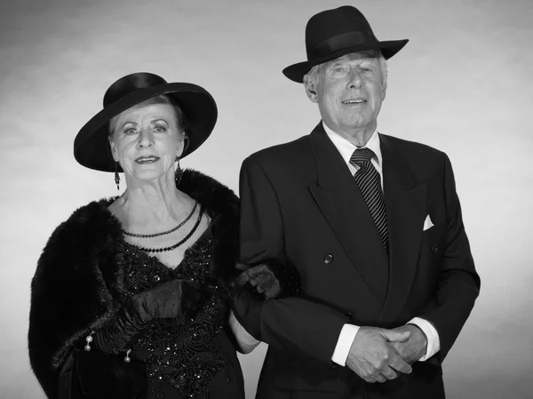 Vintage glamour senior couple wearing black hat. Black and white — Stock Photo, Image