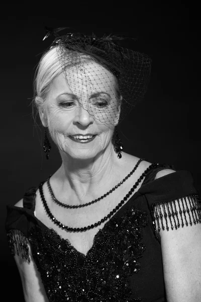 Vintage glamour studio kadın kıdemli portresi. siyah ve beyaz