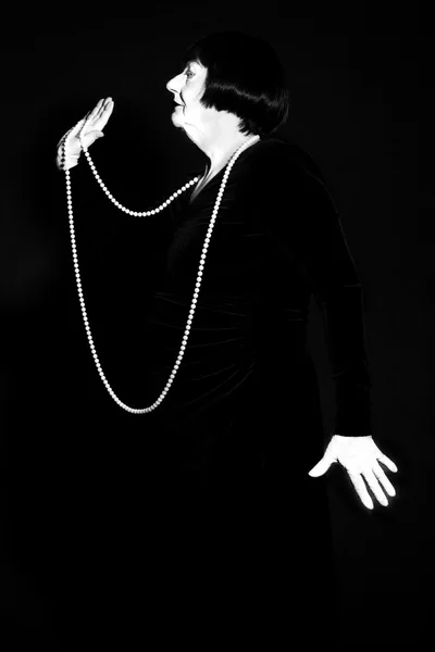 Vintage glamour studio portrait of senior woman. Preto e branco — Fotografia de Stock