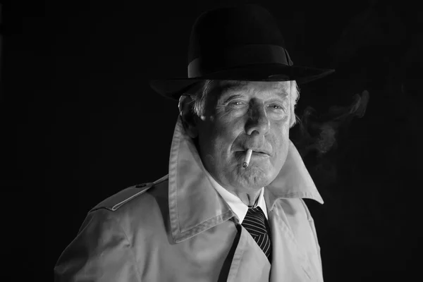 Retro-Mafia-Mann mit Hut, der Zigarette raucht. Schwarz-weiß phot — Stockfoto