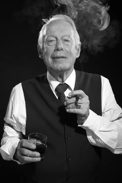 Retro senior business man med whisky röka cigarr. svart och w — Stockfoto