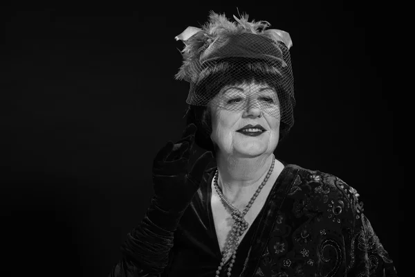 Retro-Glamour-Studio Porträt einer Seniorin. schwarz-weiß p — Stockfoto