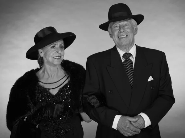 Vintage glamour senior couple wearing black hat. Black and white — Stock Photo, Image