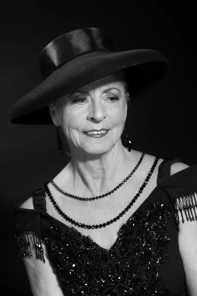 Vintage Glamour Studio Porträt einer älteren Frau. schwarz-weiß — Stockfoto