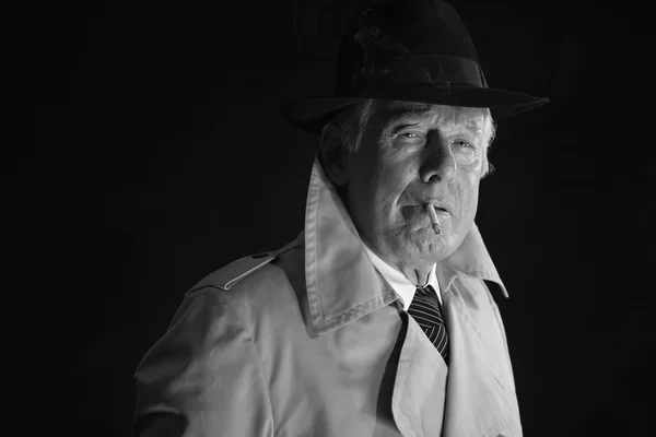 Homme mafieux rétro avec chapeau fumant la cigarette. Phot noir et blanc — Photo