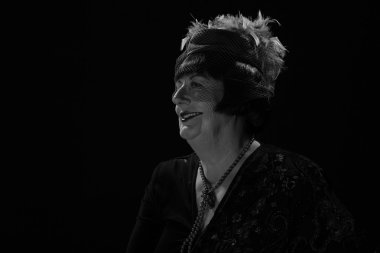 Retro glamour studio kadın kıdemli portresi. siyah-beyaz p