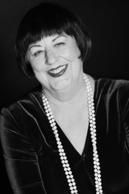 Retro glamour studio kadın kıdemli portresi. siyah-beyaz p