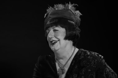 Retro glamour studio kadın kıdemli portresi. siyah-beyaz p