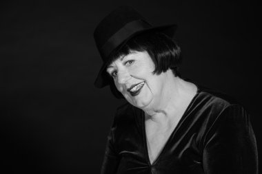 Retro glamour studio kadın kıdemli portresi. siyah-beyaz p