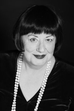 Retro glamour studio kadın kıdemli portresi. siyah-beyaz p