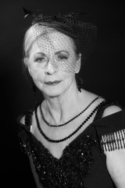 Vintage glamour studio kadın kıdemli portresi. siyah ve beyaz