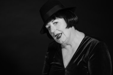 Retro glamour studio kadın kıdemli portresi. siyah-beyaz p