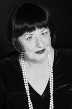 Retro glamour studio kadın kıdemli portresi. siyah-beyaz p