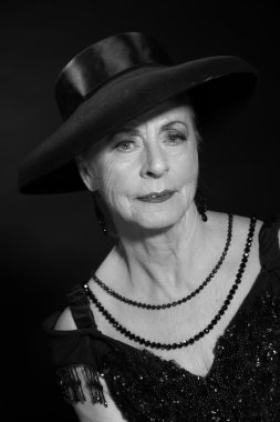 Vintage glamour studio kadın kıdemli portresi. siyah ve beyaz