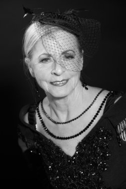 Vintage glamour studio kadın kıdemli portresi. siyah ve beyaz