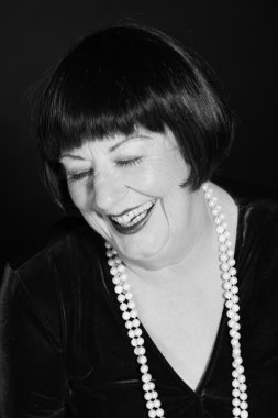 Retro glamour studio kadın kıdemli portresi. siyah-beyaz p